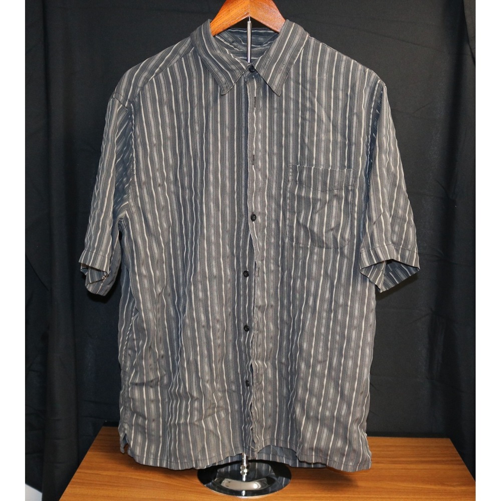 Consensus Men's Pre Owned S-M Trip Ready Short Sleeve Button Up Dress Shirt
